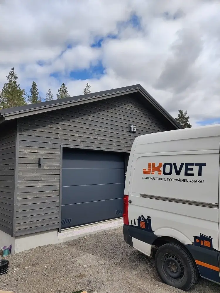 Autotallin nosto-ovi asennettuna Kouvolassa