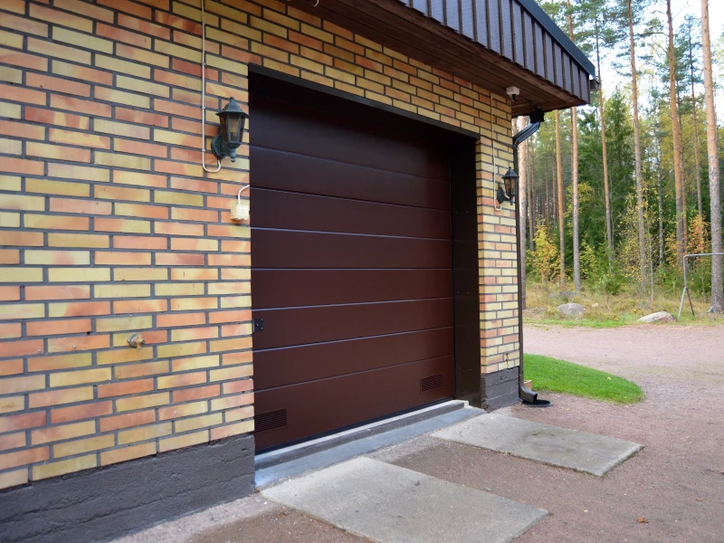 Autotallin nosto-ovi leveä vaakaura sileä pinta asennettuna Kotkassa — JK-Ovet