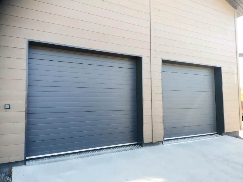 Autotallin nosto-ovi harmaa RAL 7024 rappaus 80mm termo asennettuna Järvenpäässä — JK-Ovet