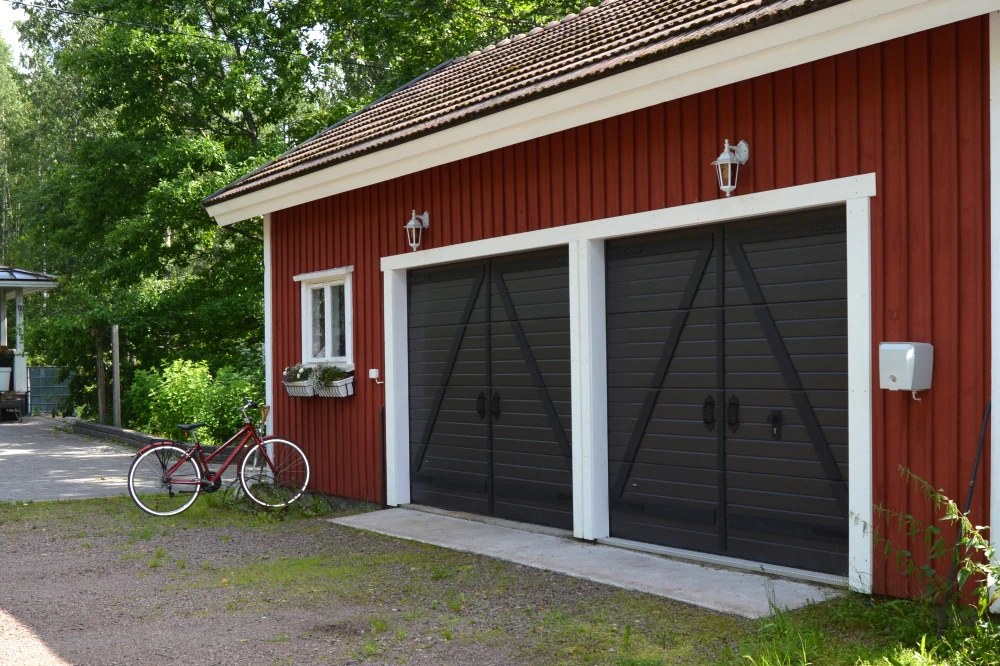 Autotallin nosto-ovet Retro-Z koristepanelointi Valkeala Kouvolassa — JK-Ovet