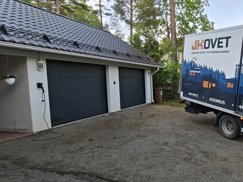 Yhtenäinen sileä asennettuna Lahdessa — JK-Ovet