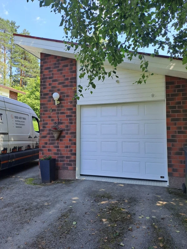 Autotallin nosto-ovi Kouvolassa — valkoinen peilikuvio — JK-Ovet