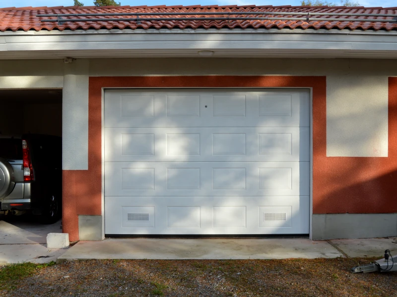 Autotallin nosto-ovi oviremontti Haminassa — valkoinen peilikuvio — JK-Ovet