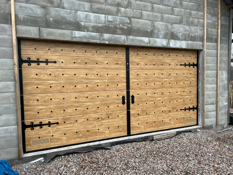 Autotallin nosto-ovi Porvoossa — Retro-S koristepanelointi vaalea tammi puujäljitelmä — JK-Ovet