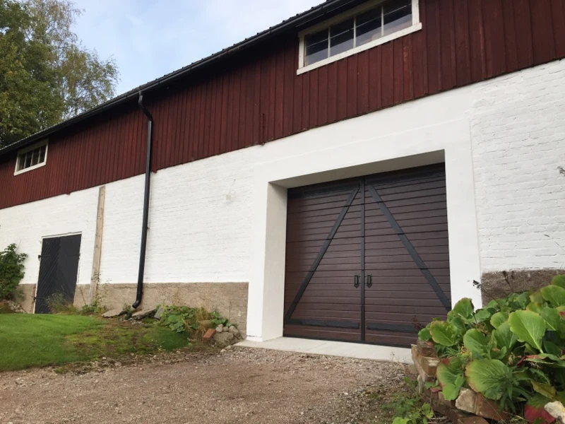 Retro-koristepaneloitu nosto-ovi Hollolassa — JK-Ovet