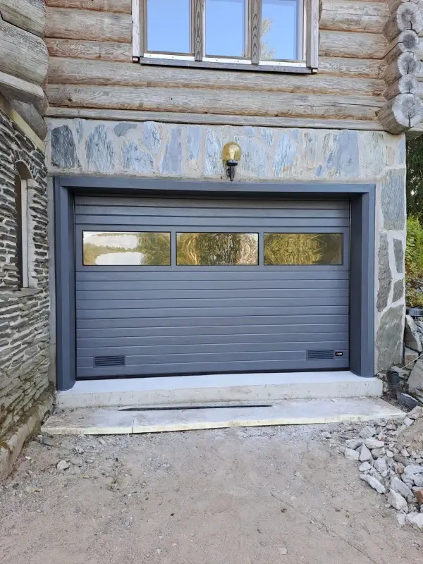 Kapea vaakaura nosto-ovi asennettuna Asikkalassa — JK-Ovet