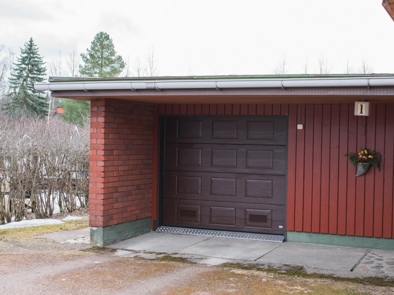 Autotallin nosto-ovi asennettuna Kouvolassa — peilikuvio ruskea — turkkipeltikynnys — JK-Ovet