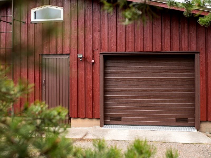 Autotallin nosto-ovi asennettuna Kouvolassa — ruskea kapea vaakaura — turkkipeltikynnys — JK-Ovet