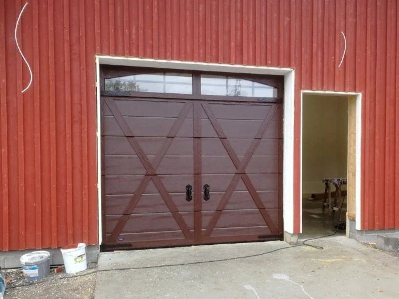 Autotallin nosto-ovi uudiskohteessa Sipoossa — Retro-X ikkunarivillä — JK-Ovet