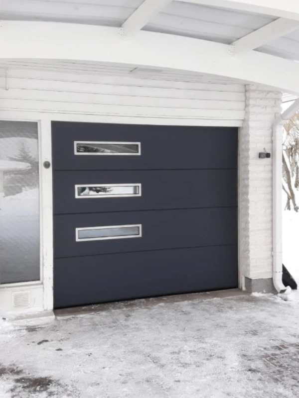 Autotallin nosto-ovi design-ikkunoilla Inkeroisissa Kouvolassa — yhtenäinen sileä harmaa — JK-Ovet