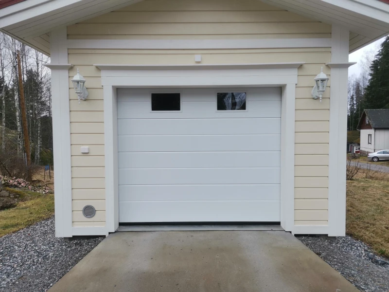 Autotallin nosto-ovi ikkunoilla ja puupielillä leveä vaakaura valkoinen — JK-Ovet