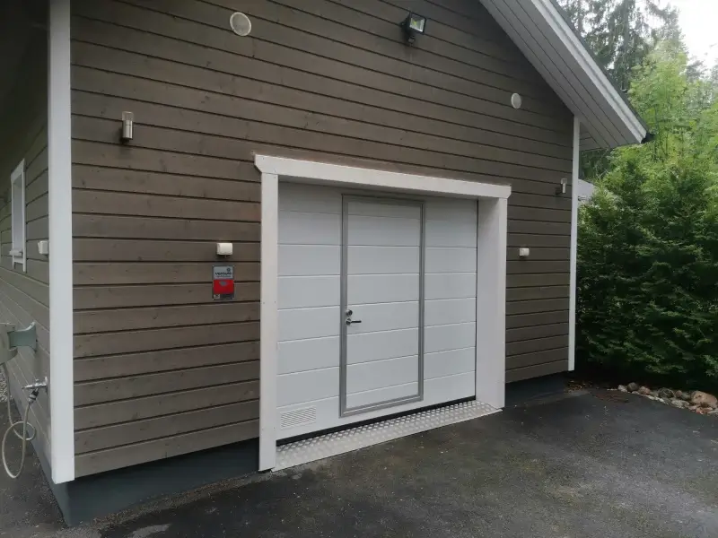 Nosto-ovi käyntiovella Järvenpäässä