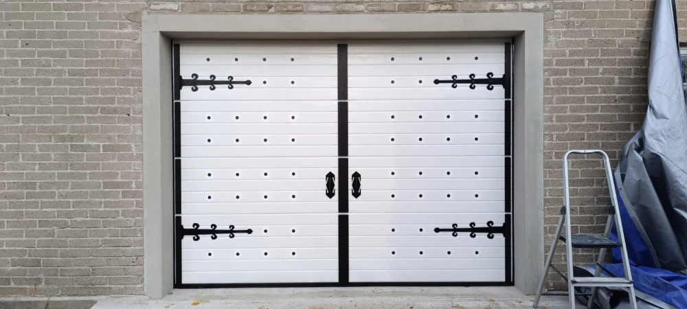 Autotallin nosto-ovi koristepaneloinnilla Hindsbyssä Sipoossa — Retro-S — JK-Ovet