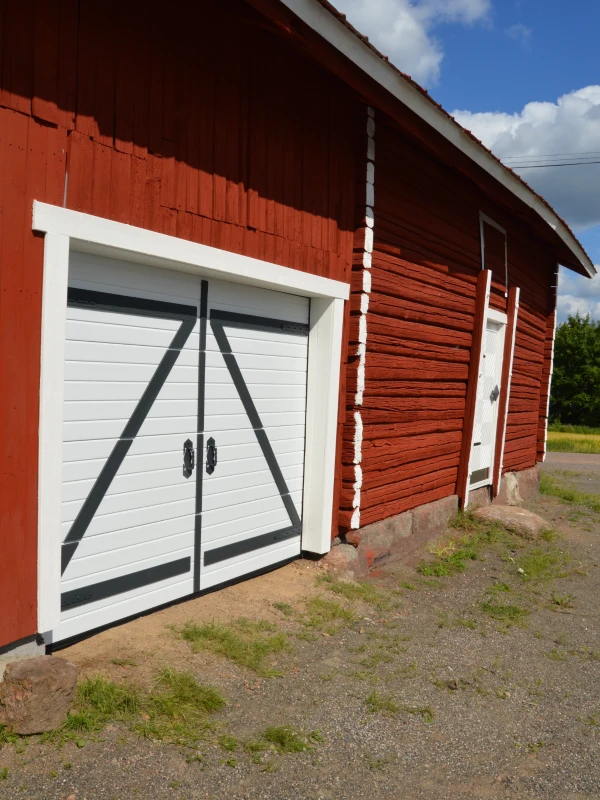 Autotallin nosto-ovi koristepaneloinnilla asennettuna Kouvolassa — Retro-Z — JK-Ovet