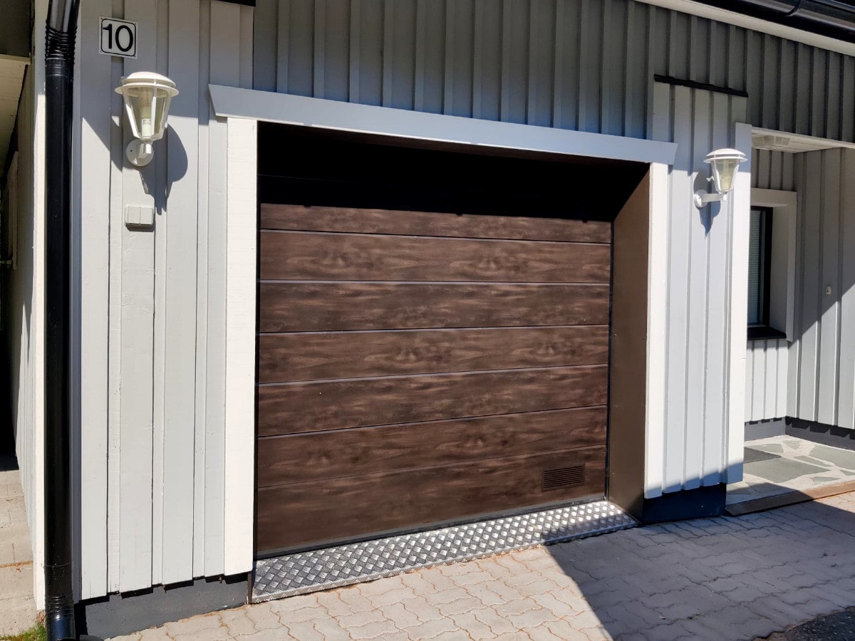 Puujäljitelmäpintainen nosto-ovi peltipieleillä — JK-Ovet