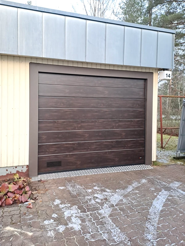 Autotallin oviremontti Kausalassa — peltipielet ja turkkipeltikynnys — puujäljitelmäpinta — JK-Ovet