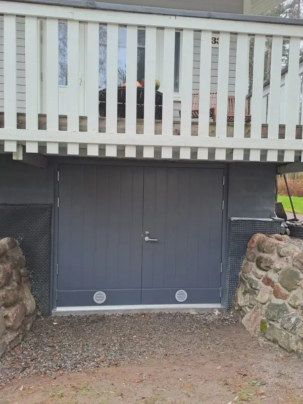 Autotallin pariovi asennettuna Sipoossa