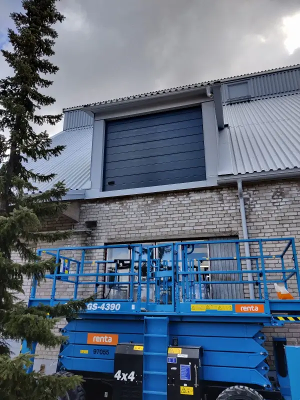 Erikoisempi nosto-ovi Kouvolassa