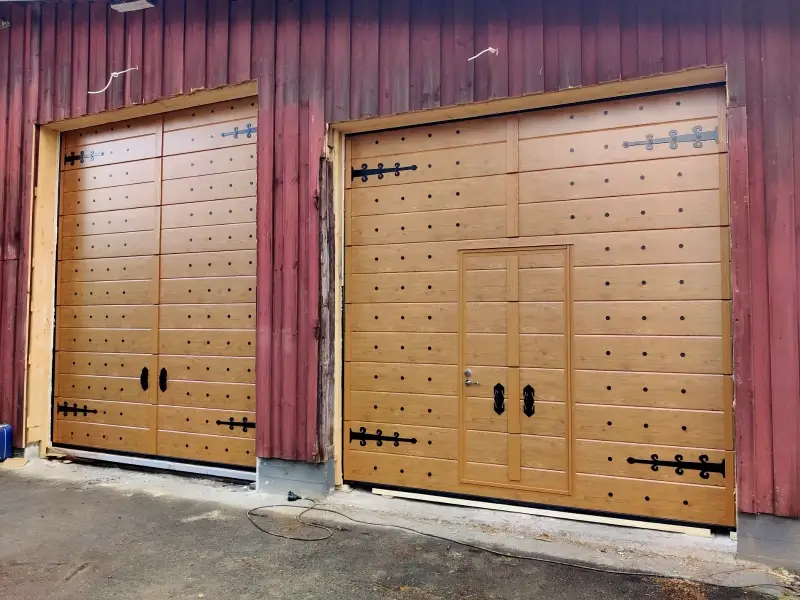 Maatilan nosto-ovi käyntiovella Retro-S Winchester puujäljitelmä — JK-Ovet