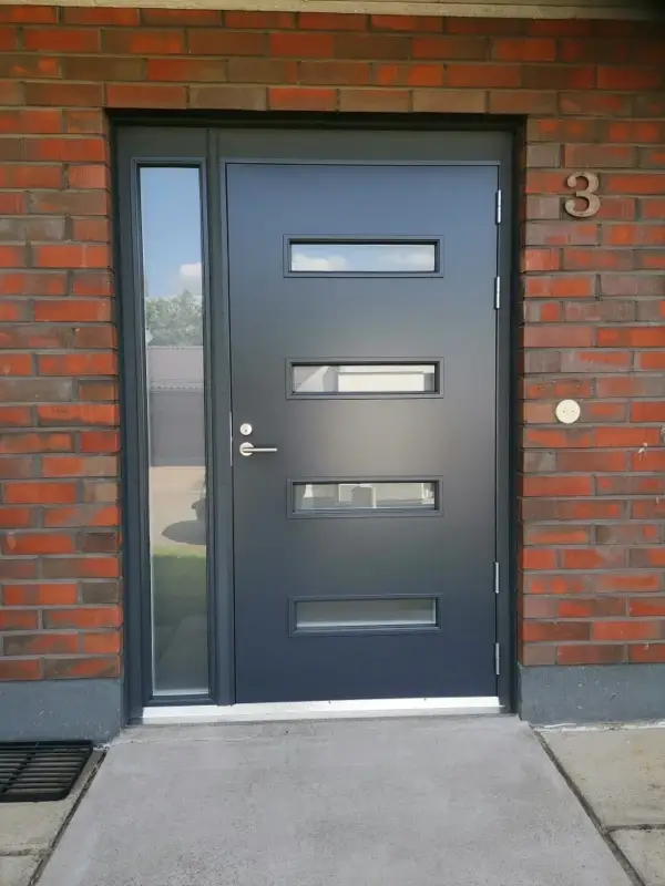 Moderni harmaa ulko-ovi ikkunoilla ja levikkeellä Kouvolassa