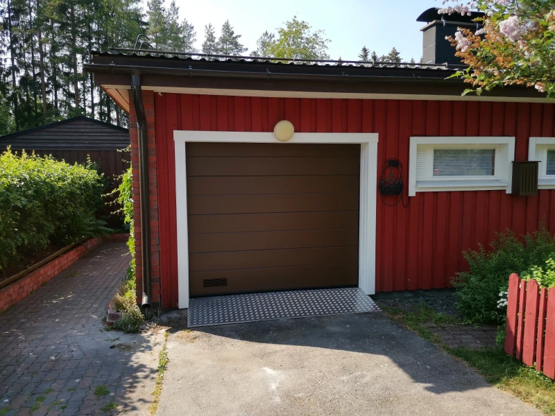 Nosto-oven leveä vaakaura sileällä pinnalla puupielillä asennettuna — JK-Ovet