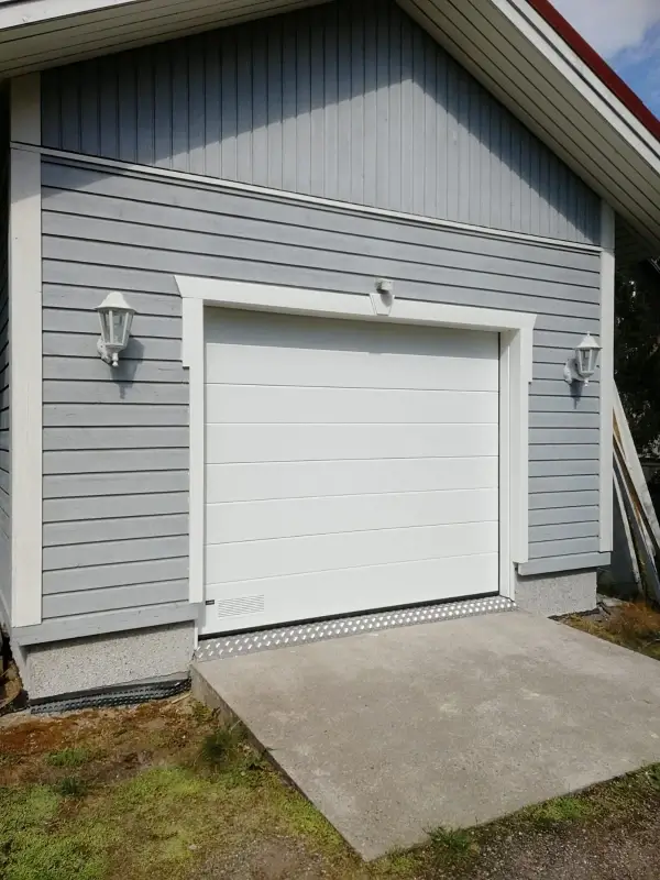 Nosto-ovi koristepaneloinnilla Porvoossa