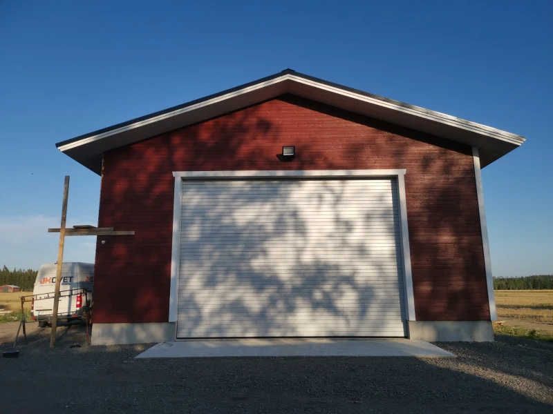 Nosto-ovi asennettuna Korialla — valkoinen kapea vaakaura — JK-Ovet