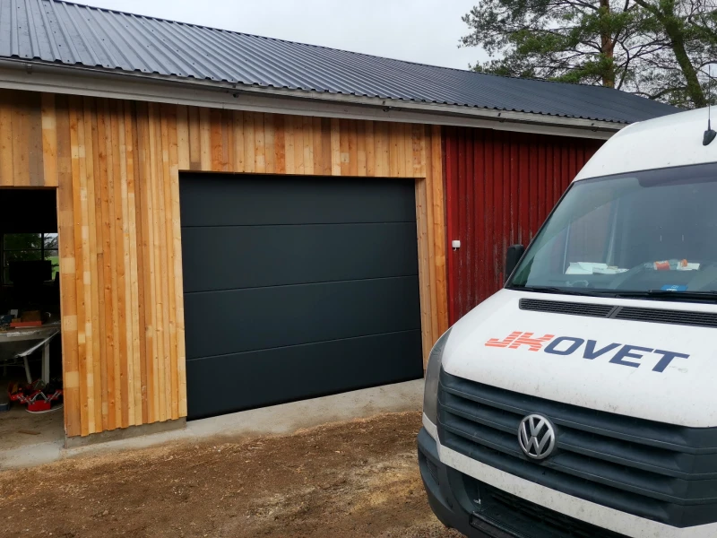 Nosto-ovi asennettuna — yhtenäinen sileä — JK-Ovet