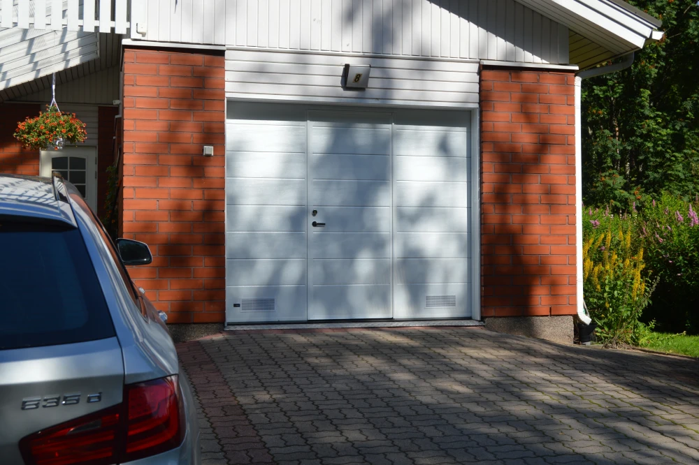 Nosto-ovi käyntiovella Kouvolassa — leveä vaakaura asennettuna — JK-Ovet