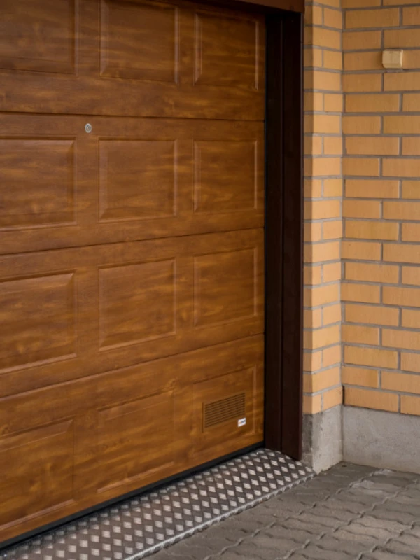 Puujäljitelmäpintainen nosto-ovi Kouvolassa