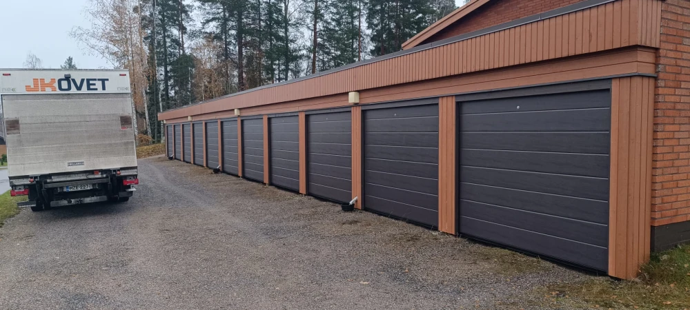Taloyhtiökohteen autotallin oviremontti Vaaksyssä — nosto-ovet asennettuna — JK-Ovet