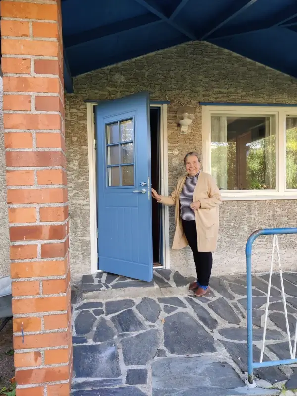 Vaaleansininen ulko-ovi ikkunalla asennettuna Kotkassa