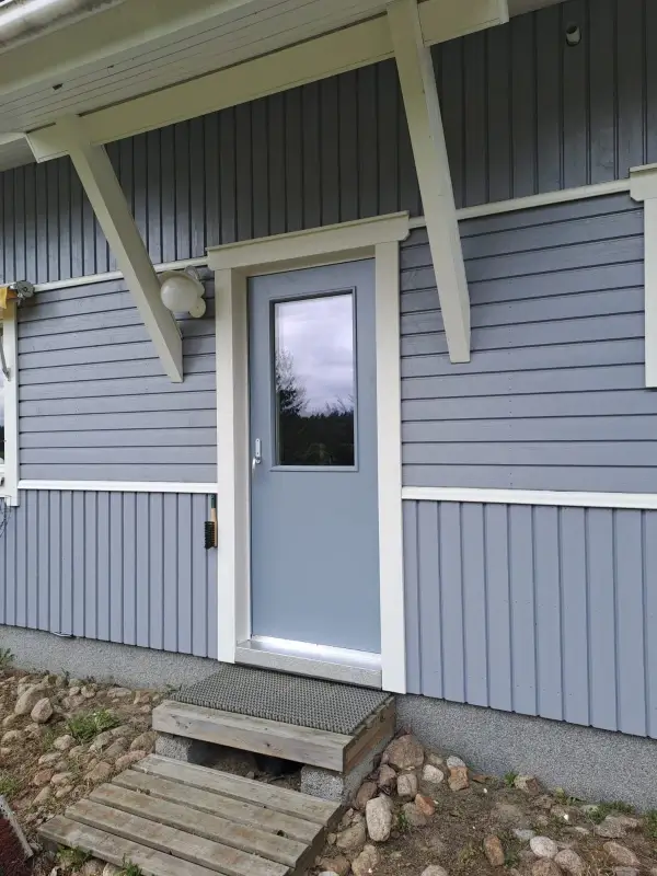 Kodin takaovi asennettuna Kouvolassa