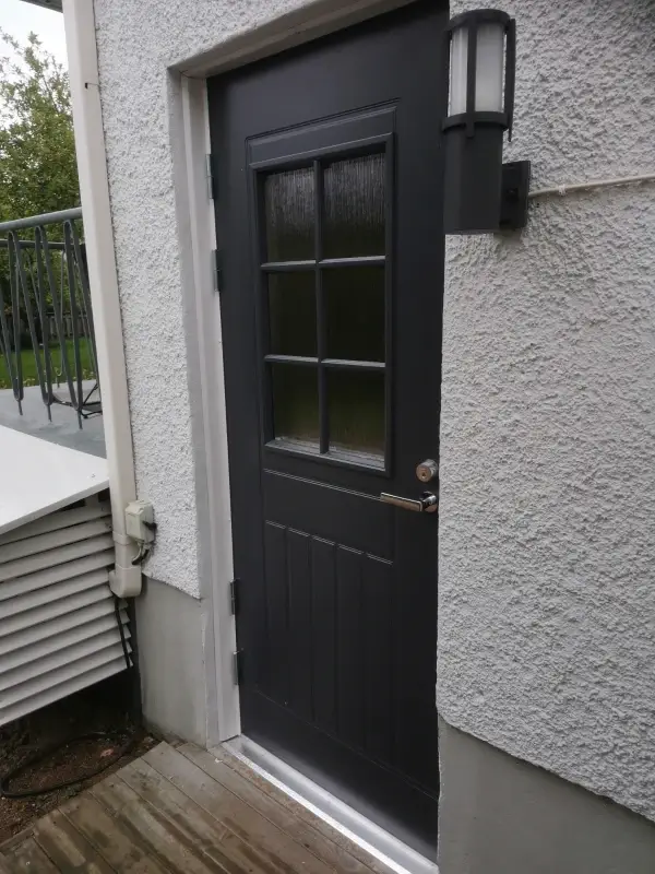 Perinteinen takaovi ristikkoikkunalla