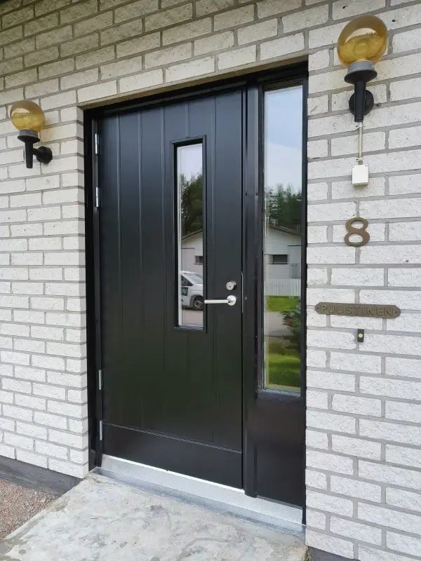 Uusi ulko-ovi sivuikkunalla asennettuna Valkealassa