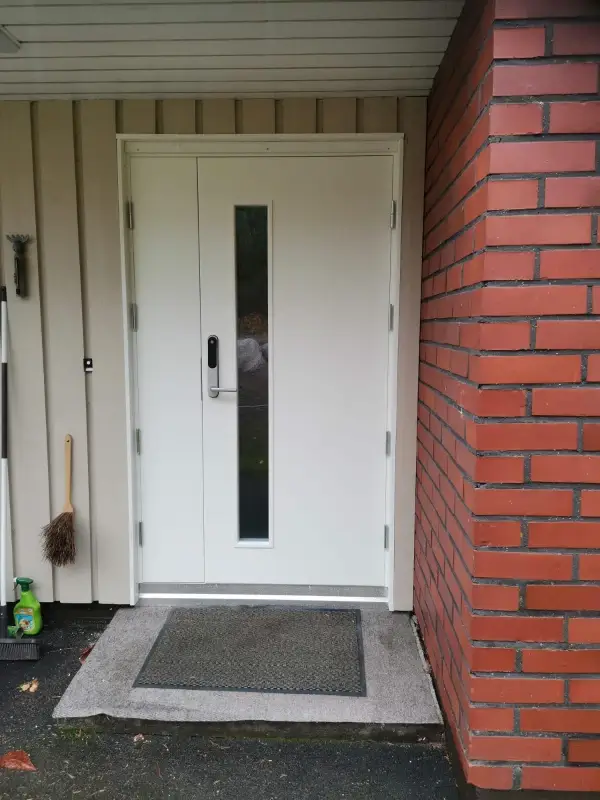 Uusi ulko-ovi avattavalla levikkeellä ja älylukituksella asennettuna Hollolassa