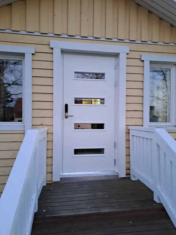 Moderni valkoinen ulko-ovi älylukituksella