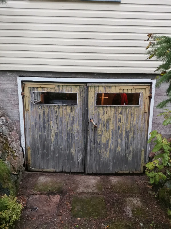 Vanha autotallin pariovi ennen vaihtoa