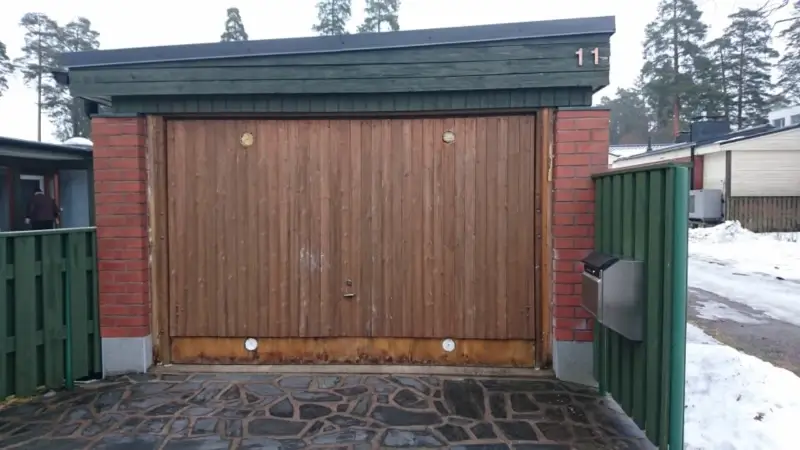 Vanha raskas kippiovi ennen vaihtoa Porvoossa