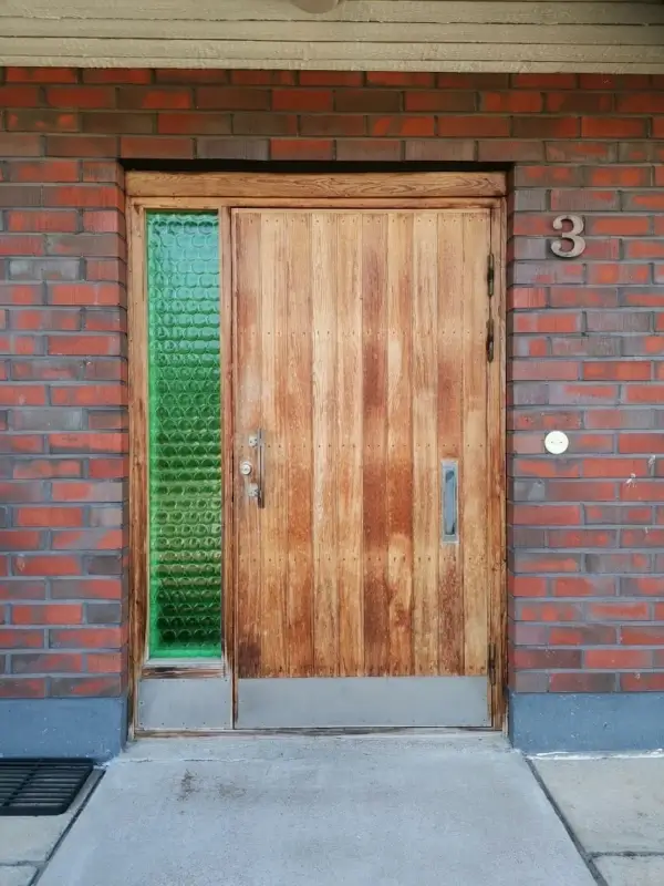 Vanha raskas ulko-ovi ennen vaihtoa Kouvolassa