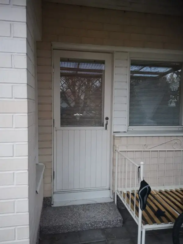 Vanha terassinovi ennen vaihtoa Kotkassa