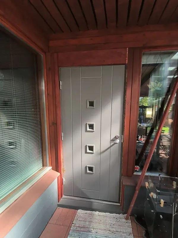 Vanha terassinovi ennen vaihtoa Kouvolassa