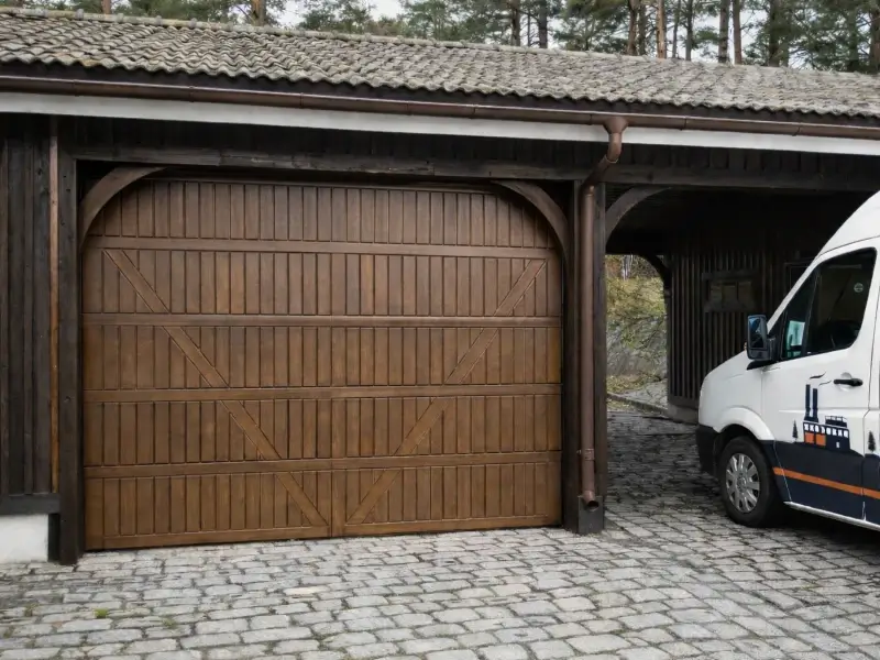 Okumepuu nosto-ovi asennettuna Helsingissä — JK-Ovet